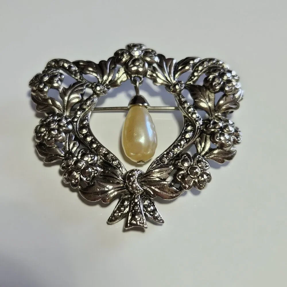 Avon Silver Tone Victorian Style Brooch Pin Floral Faux Pearl Vintage